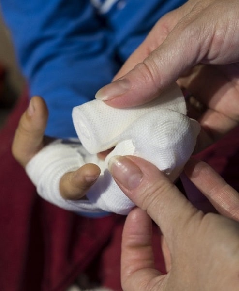 How to Bandage a Wound During First Aid: Stopping Bleeding, Infection