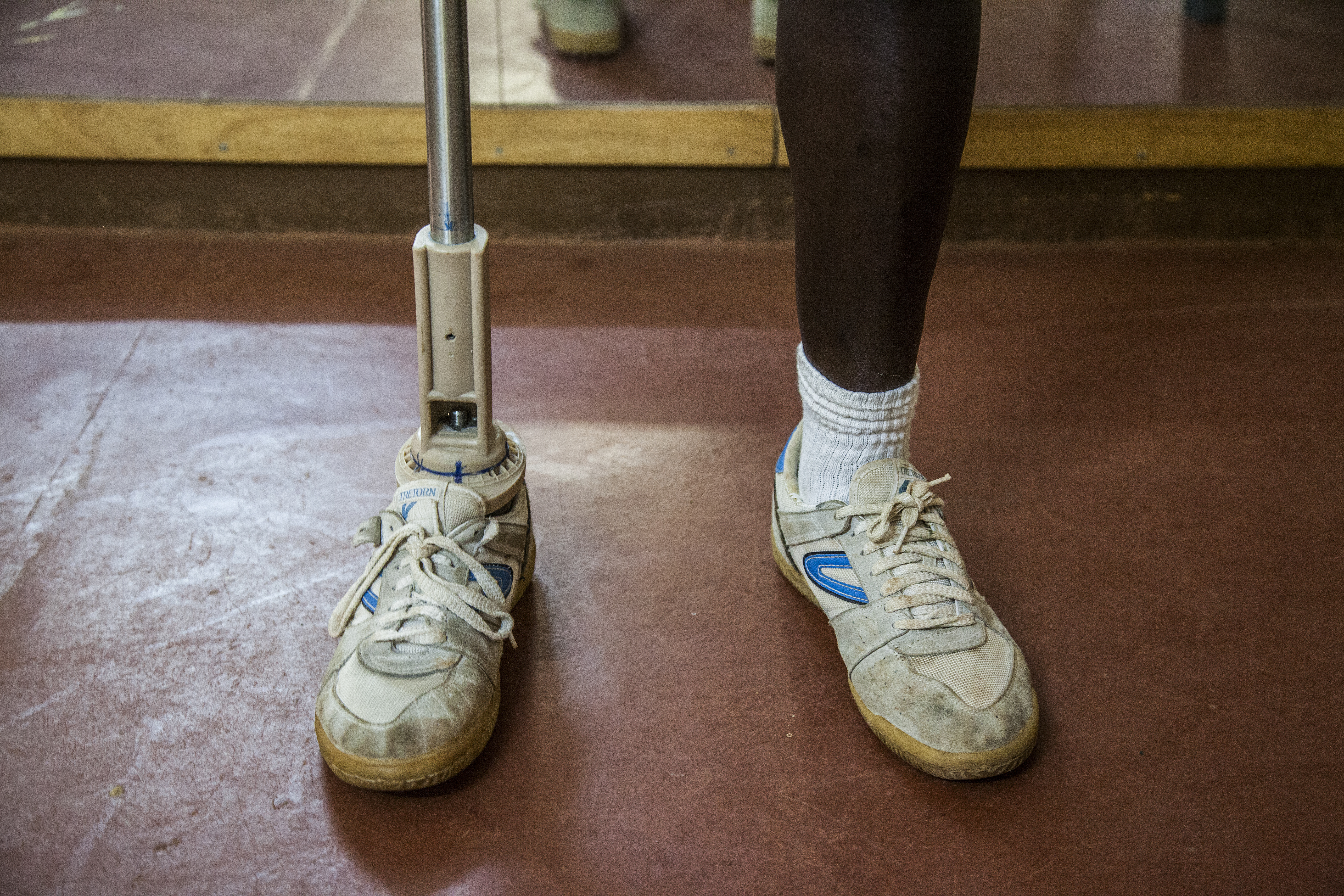 The ICRC supports the manufacture of orthopedic prosthesis for landmine victims and disabled people.